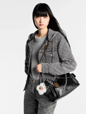 louis-vuitton-carryall-cargo-vibe-pm-M24861_PM1_Cropped20worn20view.webp